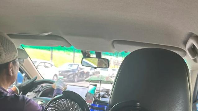 一上车就被骂“猪狗”，这种标语到底是在劝人还是在赶客？