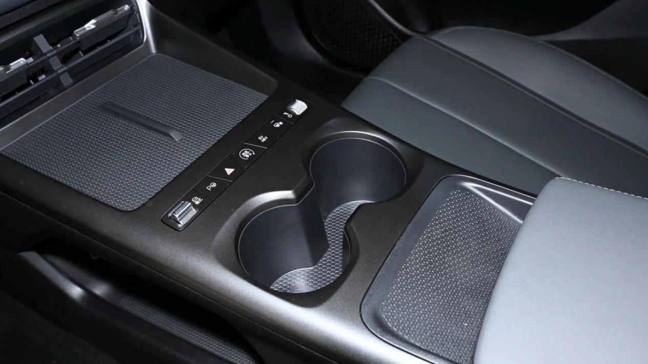 2026款秦PLUS对比2025款，纯电续航多90公里，少了一项配置