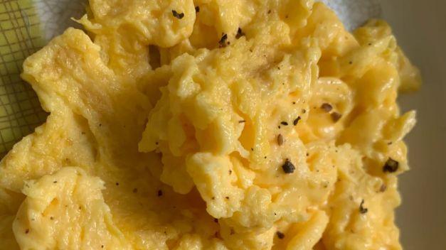 淡黄如布丁，嫩滑胜豆腐！这碗 “素颜” 牛奶滑蛋