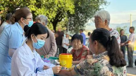 东溪卫生院这波操作太暖心！老年人家门口就能体检啦！