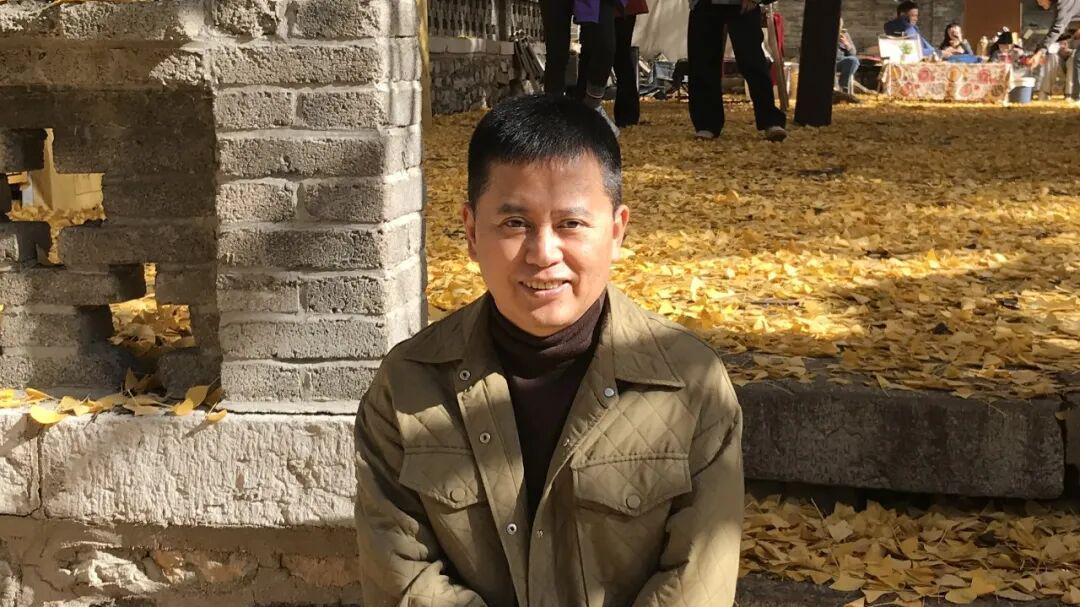 时间的波纹与永恒的凝视——评李晓峰油画《安岳石窟茗山寺三号》