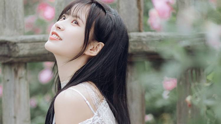 对你动情的女人，一般会发出3个“信号”，看不懂就错过了