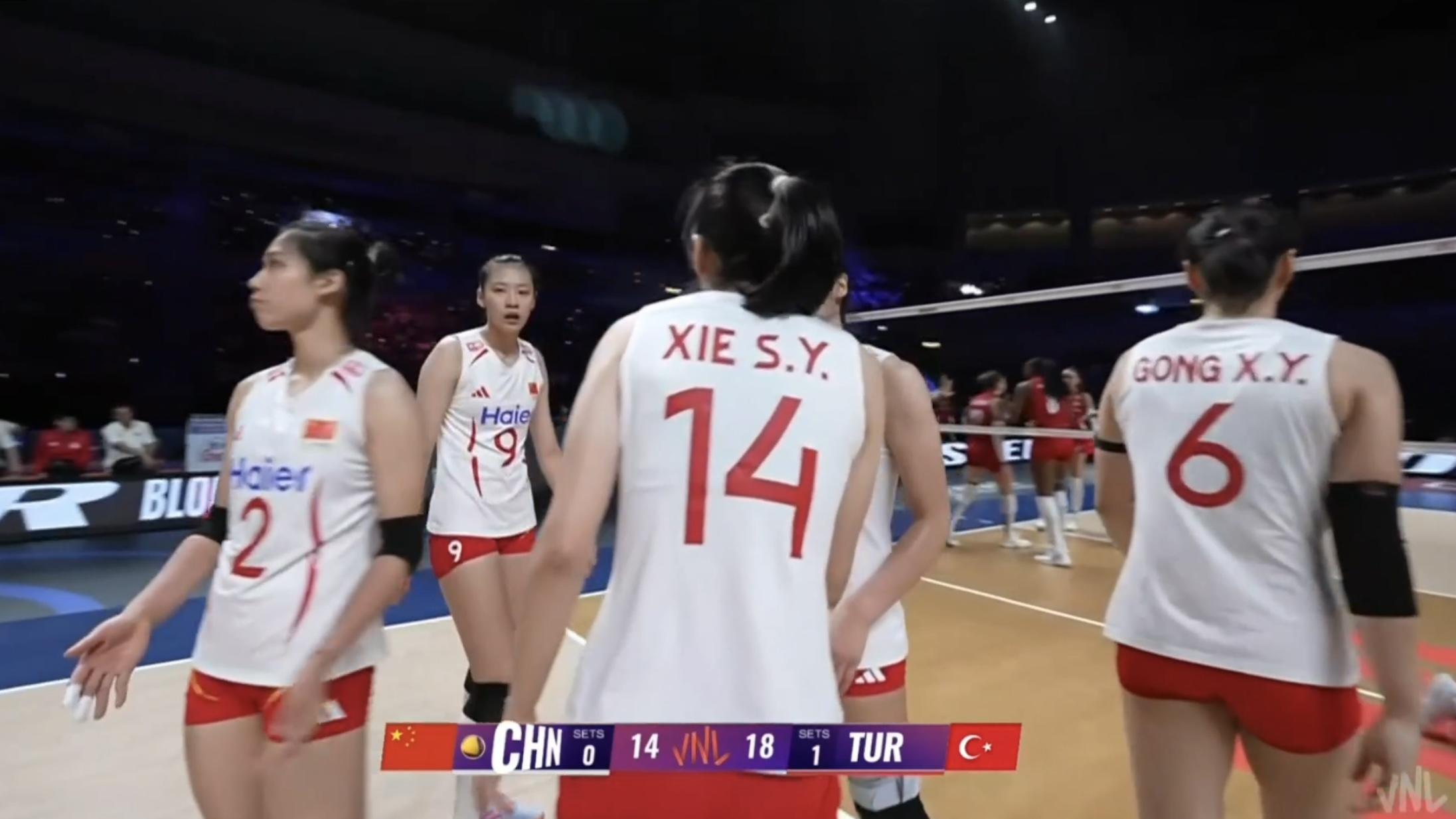 15: 25！中国女排遭遇困难局面，刁琳宇替补救场，瓦尔加斯打疯了