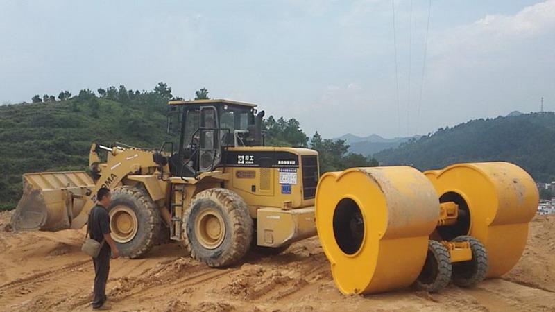 铲车拉的冲击压路机：施工省钱黄金组合！