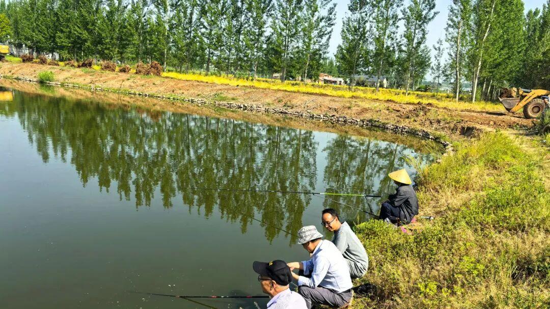 钓圈鄙视链曝光！野钓又苦又累常空军，凭啥站最顶端？黑坑玩家输在哪