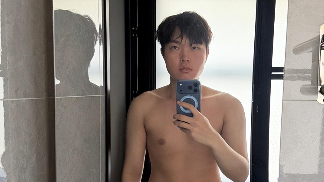 Gala秀八块腹肌之后，Bin也不认输，凌晨晒出自己的一块腹肌