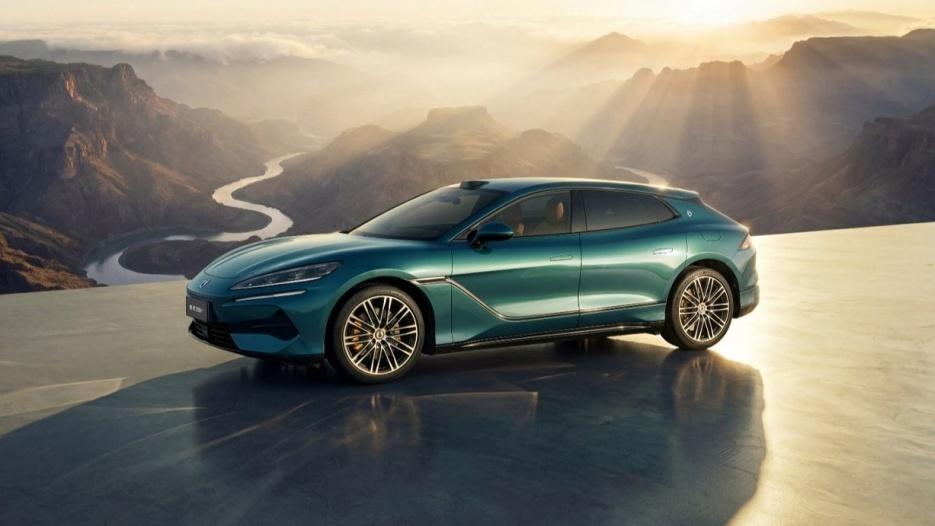 全球首台闪充车型全新腾势Z9GT重磅交付，9分钟充饱跑千公里