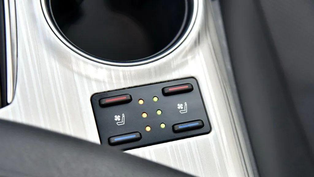 你的车是不是只有座椅加热，要通风还得选高一级别！