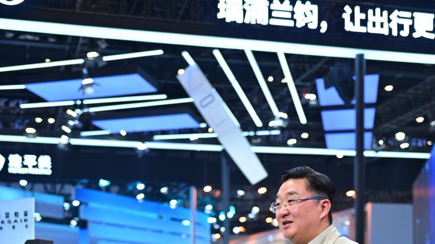 “手机遥控泊车”：人在车外，车自己停进去了！