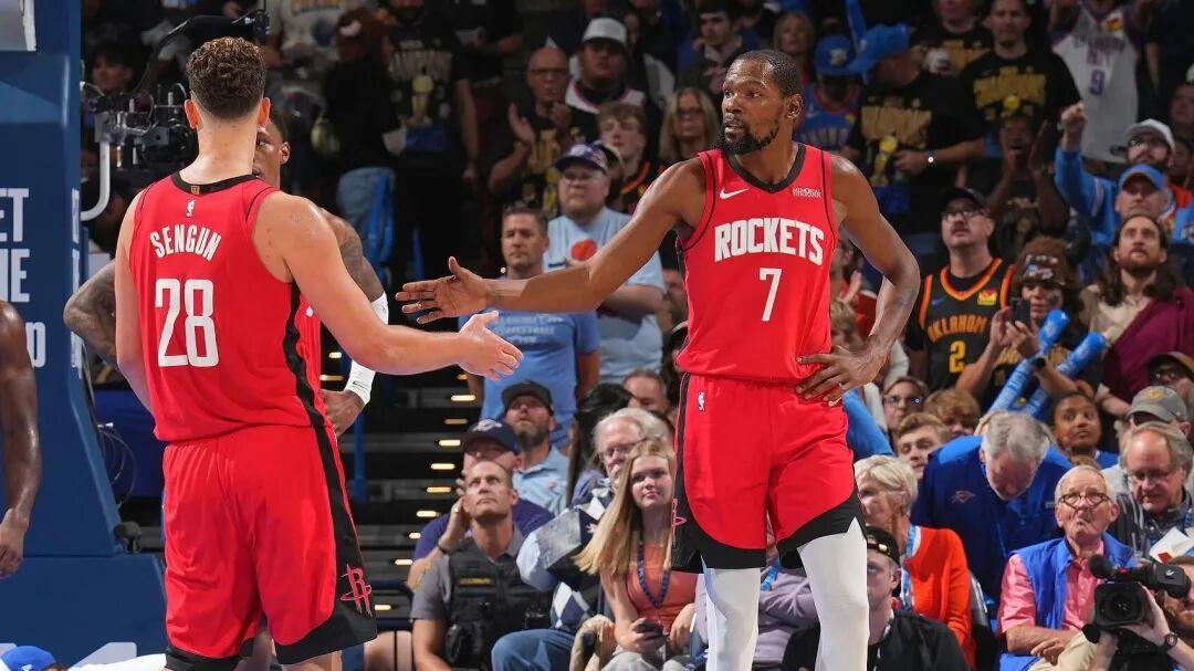 不妙啊！开场64秒！申京就受伤了！