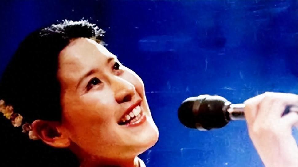 歌唱家远征：王昆的学生，离婚后带儿子外嫁美国 ，如今过得怎样？