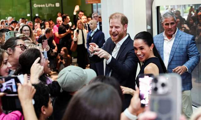 哈里一个小举动显现婚姻状态，网友称这就是爱情该有的样子