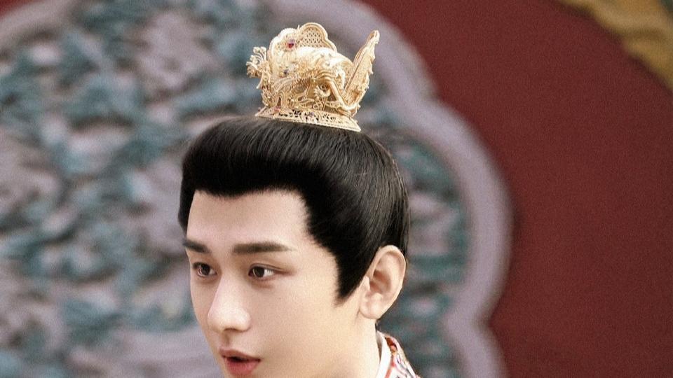 成毅《两京十五日》杀青暖心回馈 与粉丝共饮奶茶显双向情谊