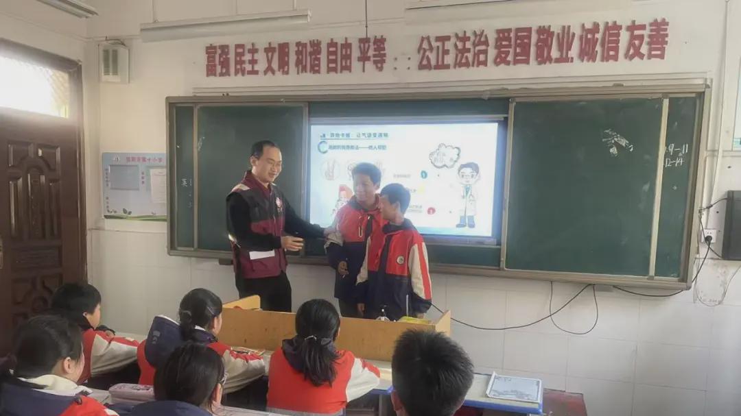 信阳市卫生健康委2026年健康科普巡讲走进浉河区第十小学