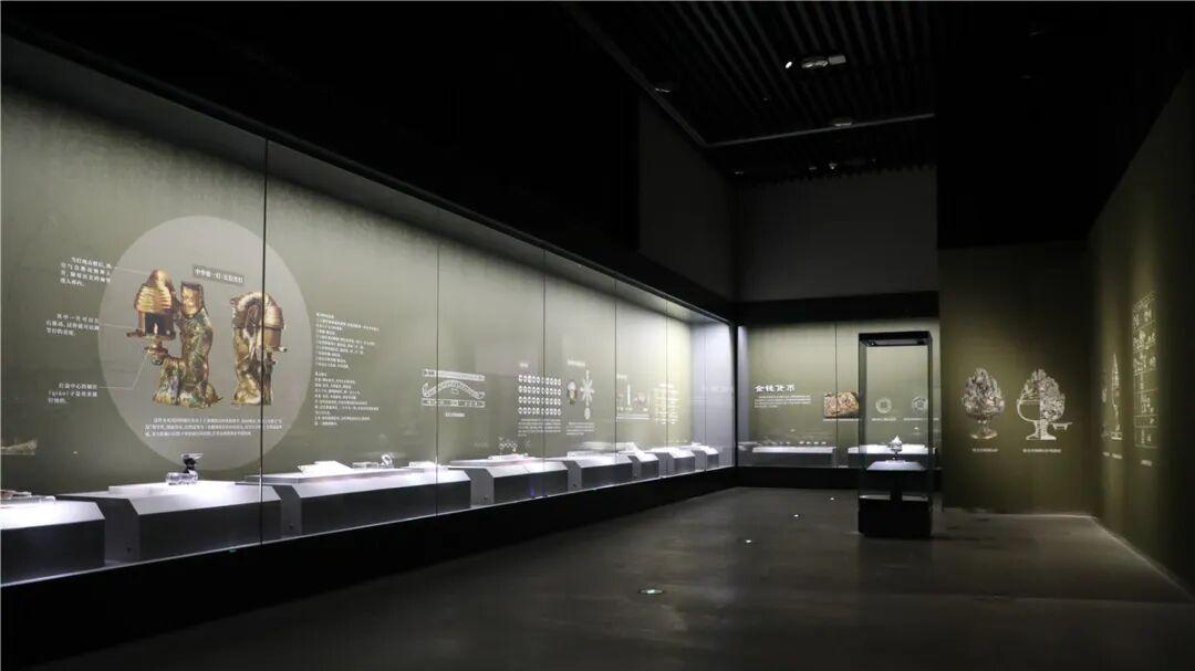 汉代中山王墓出土文物展开幕