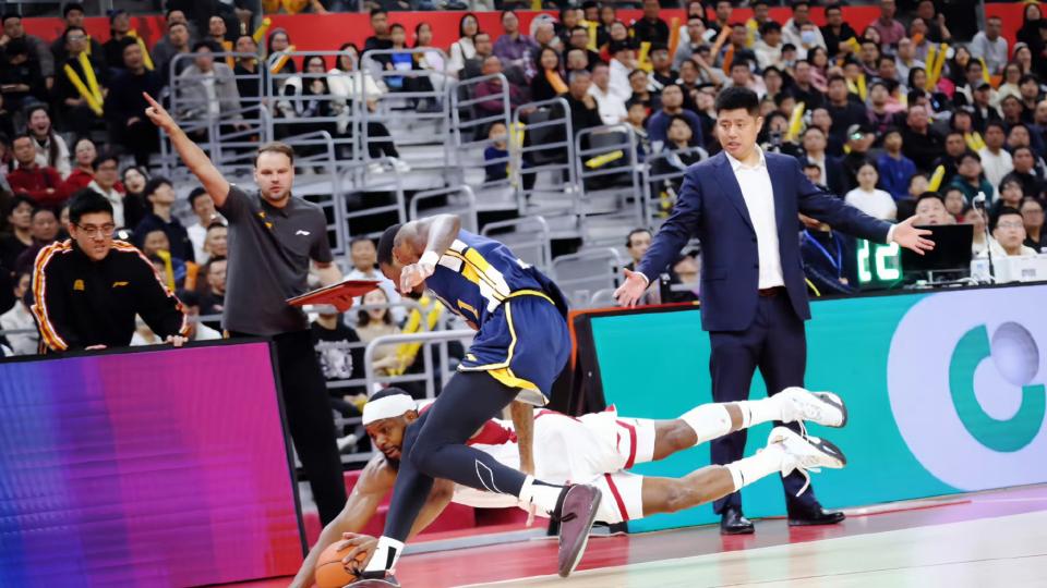 徐杰伤退！广东10分击败山西迎3连胜 王少杰7中7迪亚洛23分引冲突