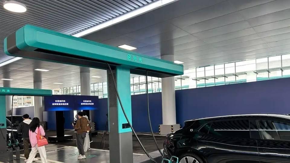 比亚迪重磅推二代刀片电池和闪充技术，闪充车主免费闪充1年