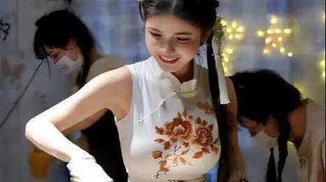 狗头萝莉自曝负债650万成老赖，高铁补票被认出举报，摆摊谋生仍遭质疑