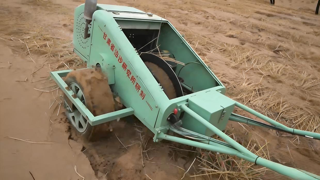 2022年，甘肃一男子发明了一款治沙神器，一天便能治理40亩沙漠