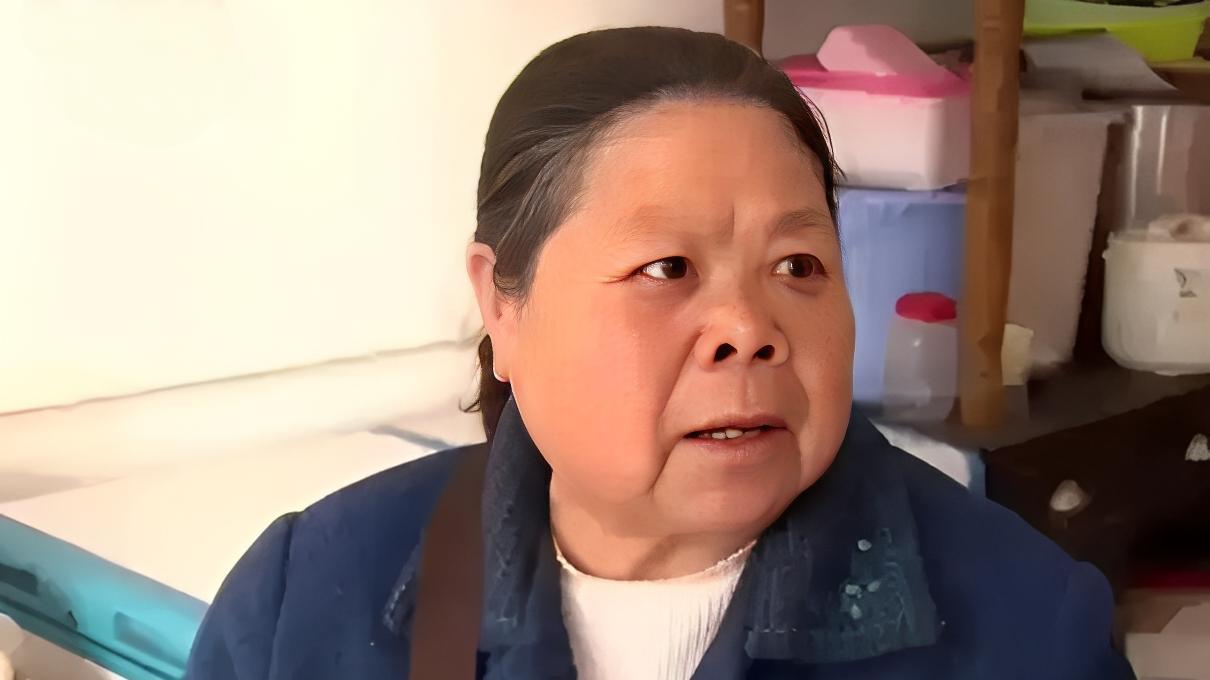 2018年，湖南一老人蜗居车库十年，丈夫坐拥家财却冷眼相对