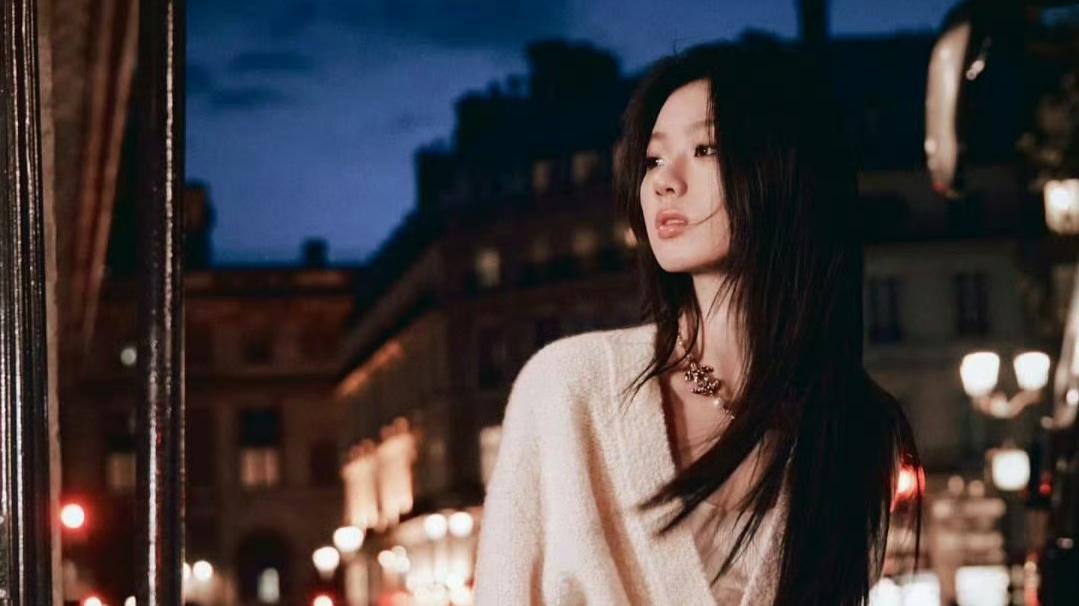 2026金球奖红毯：Lisa以“慢镜头美学”惊艳全球