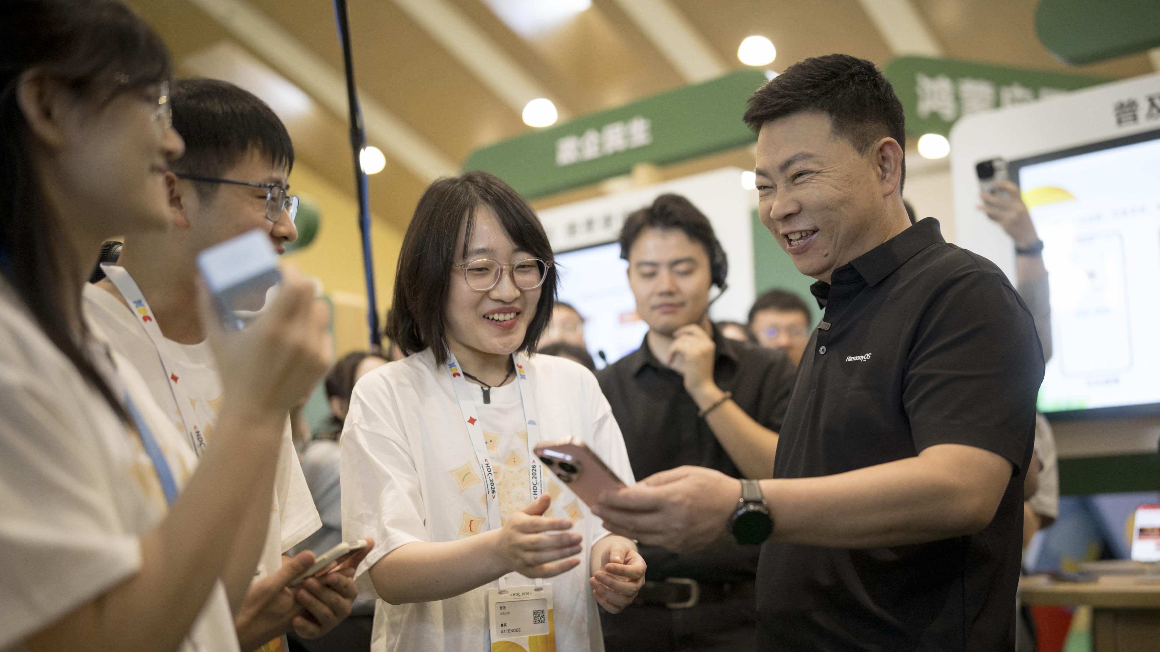 HDC 2026上，何刚送呼兰一个“3D甜甜圈”，鸿蒙星光大道还藏了多少彩蛋？