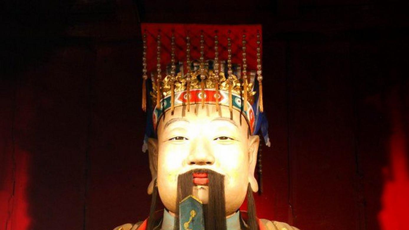 刘备投靠刘表后在荆州并不得志，始终被重点防范和利用