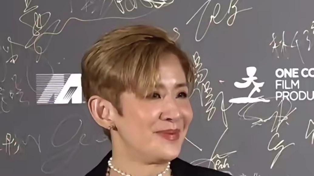 吴君如陈可辛合体现身颁奖礼，一个飒一个柔，网友：这搭配太有意思了