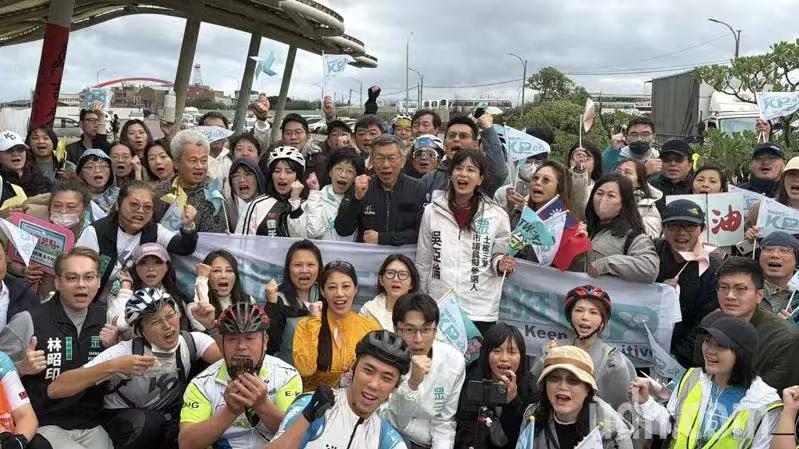 柯文哲、黄国昌北高一日自由车，小草桃园喊司法要正义