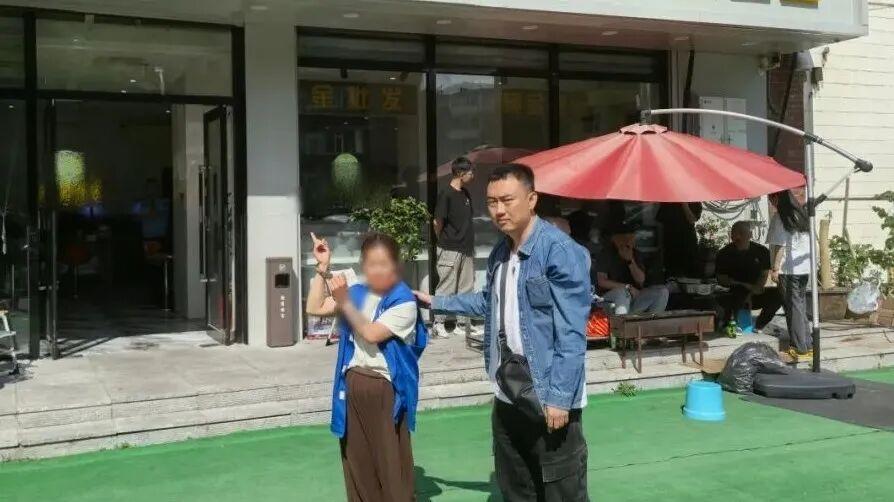 母子保洁接单偷雇主50克黄金熔成手镯连夜逃，沈阳警方跨市抓捕时母亲还装傻"抓我干嘛"