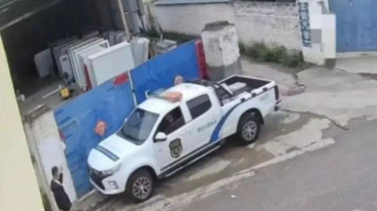 执法车堵门十余天被指公然违法，基层执法任性暴露法治意识缺失
