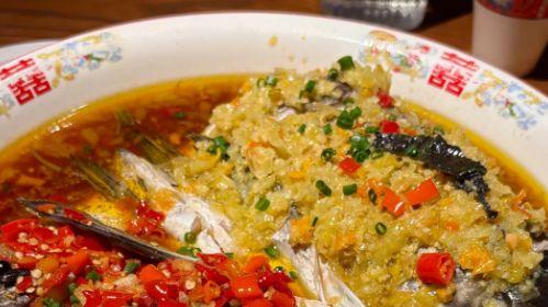 剁椒鱼头用雄鱼头，蒸之前得腌半小时