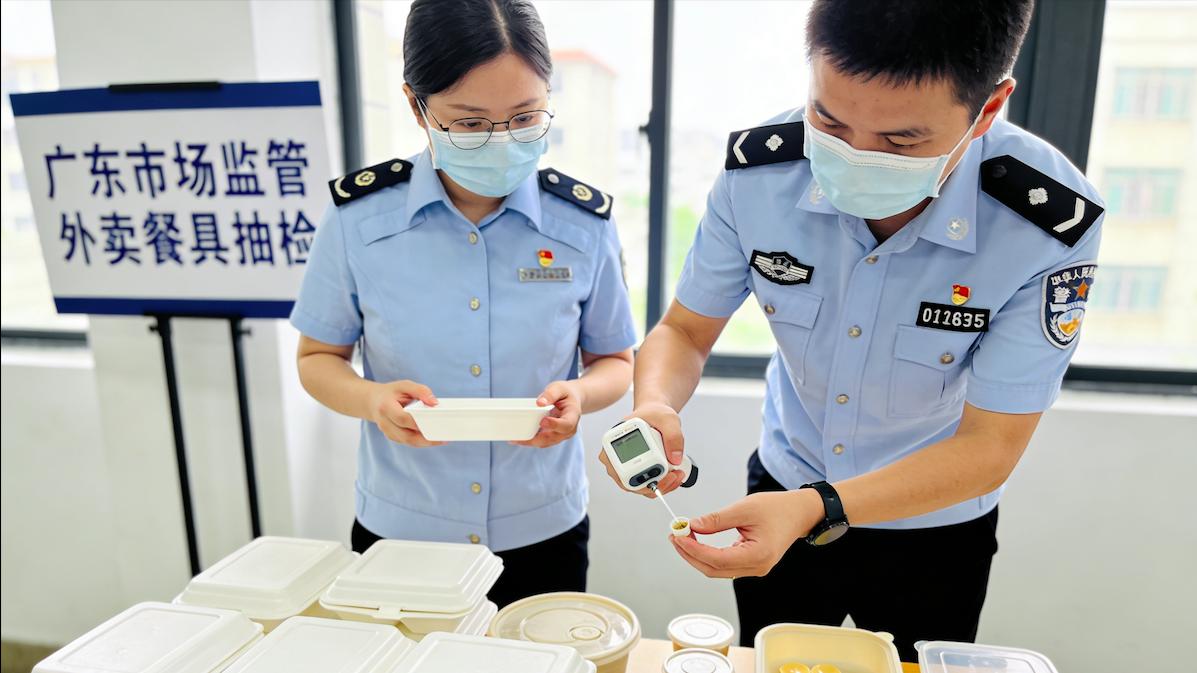比食物还脏！广东抽检44批次不合格餐具，外卖筷子真的能放心用？