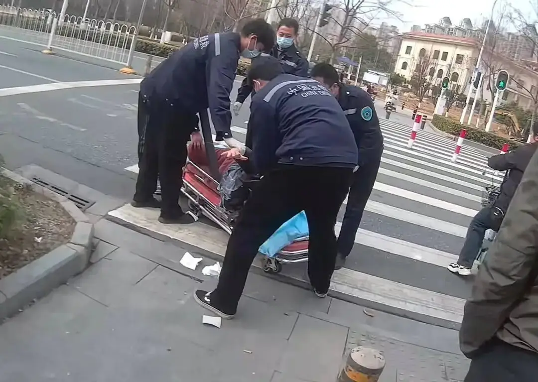 母亲癌症晚期竟上街“碰瓷”，儿子怒吼视频刷爆热搜，结局却让全网泪目…