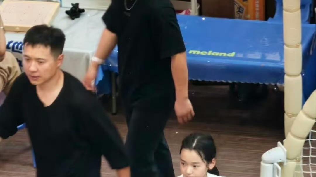 董璇晒一家三口合照，46岁二胎话题又被翻出来