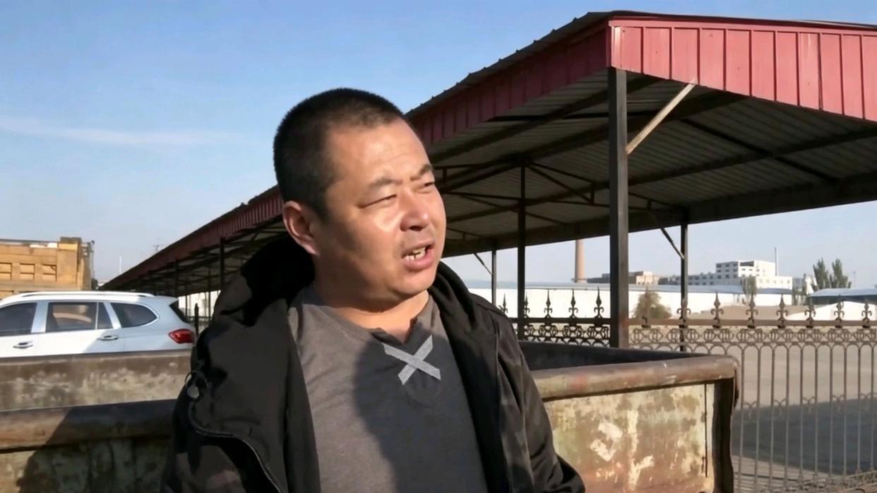 2020年，内蒙古一男子发明了一款拖拉机，在沙丘土坡中如履平地