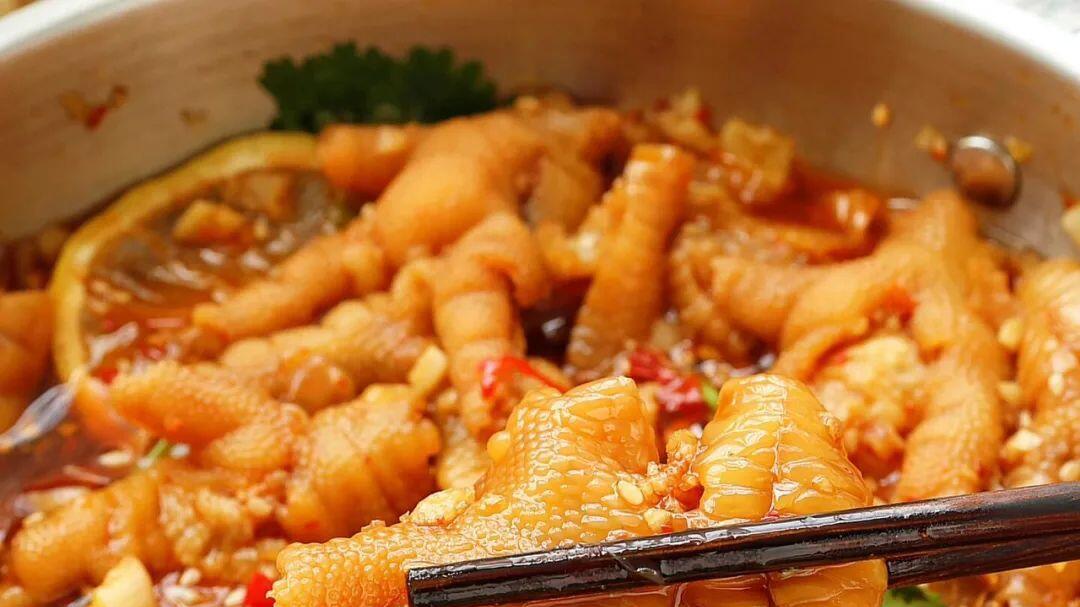 酸辣柠檬鸡爪：一口上瘾的追剧神器