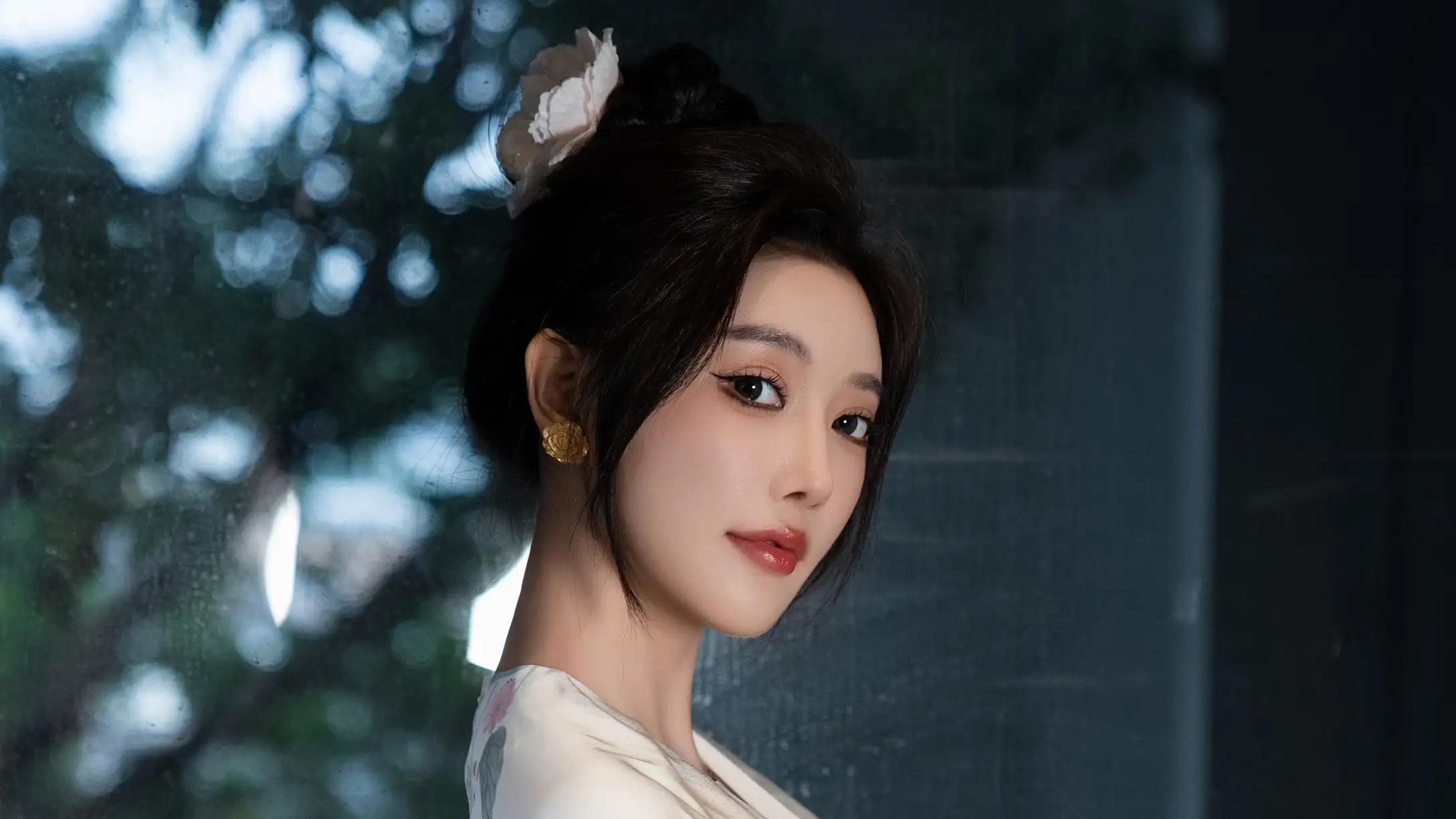 杨晨晨写真｜窗边的东方美学：素衣绘繁花，折扇藏温柔