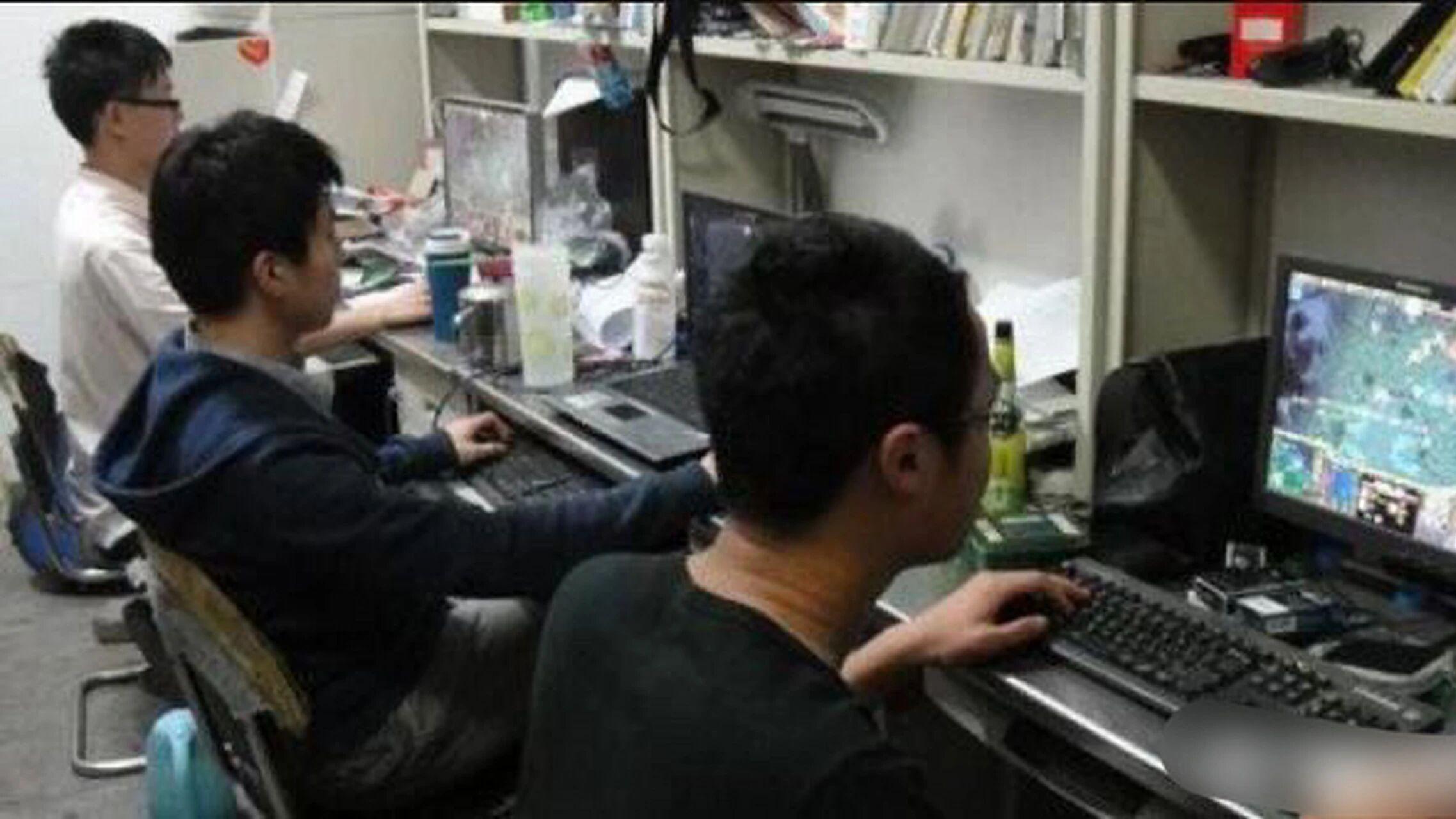 防沉迷延至22岁引争议：当18岁成年变成“摆设”，是谁在剥夺年轻人的长大权？