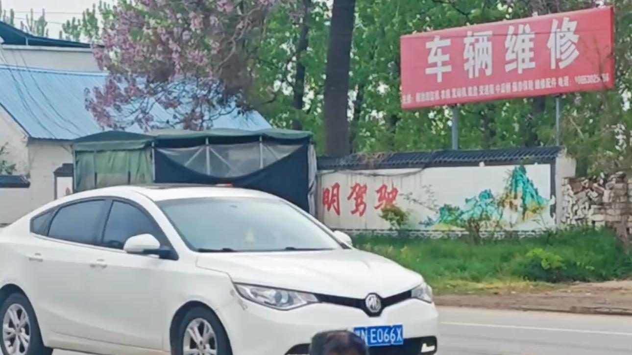 一父亲接了电话后瘫坐在路边的水坑里，自言自语道：为什么不是我