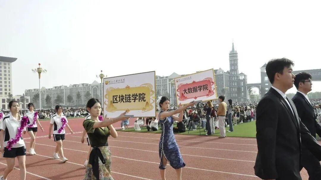 展多元风采 育国际英才——河北外国语学院特色方队检阅活动盛大举行