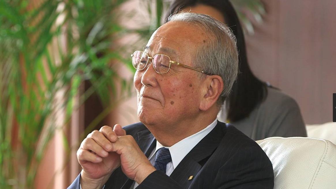 稻盛和夫说：人这一辈子想要成功，手里必须有几张好牌：学历是铜牌，能力是银牌，人脉是金牌，思维是王牌