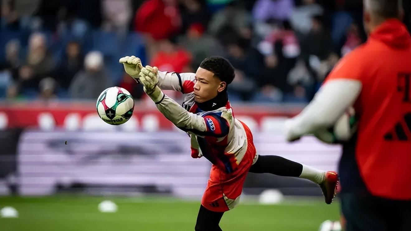 一条法律可能让拜仁欧冠“无人守门”：16岁门将或创纪录出场