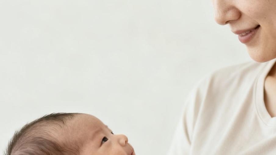 宝宝吐奶别焦虑！掌握这些原因和护理法，轻松化解育儿小难题