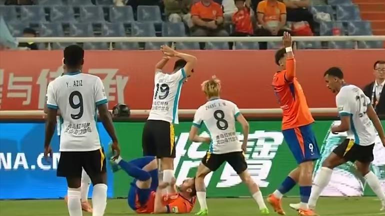 0-1！泰山丢球被羞辱！泰山哼哈主帅颜面扫地：西海岸射正就进球