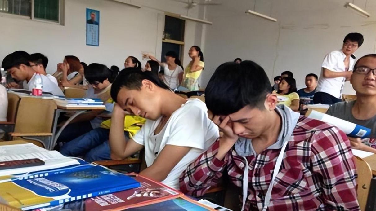 哪怕毕不了业，家长宁愿花钱把孩子 “寄存” 在大学，图的是什么