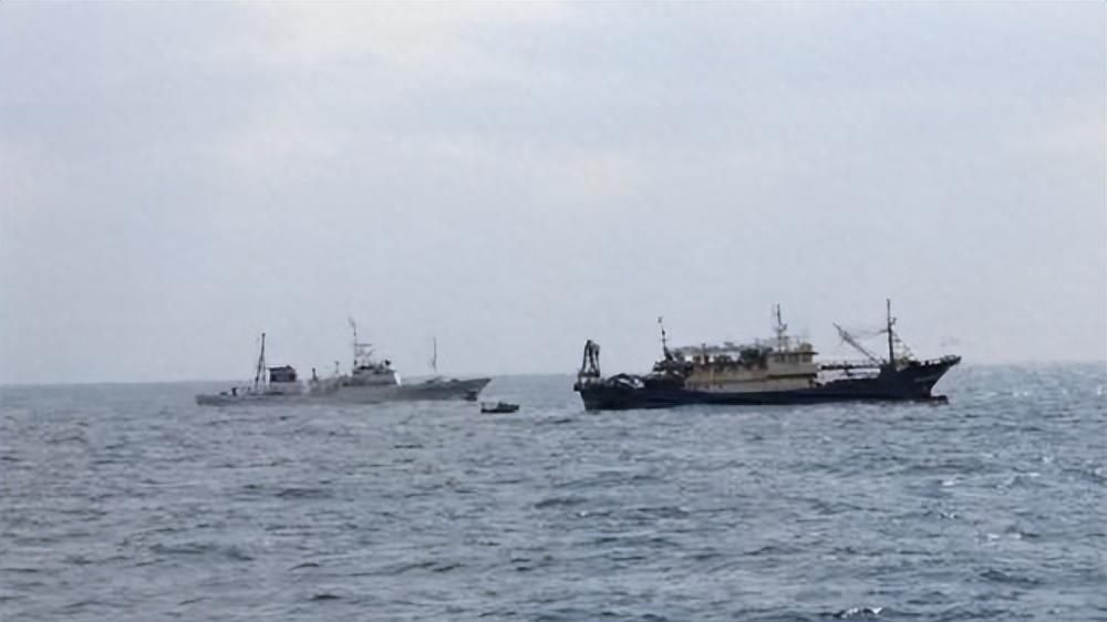 日舰围堵扣华船长，中方海警外交硬刚，美态度微妙难助日