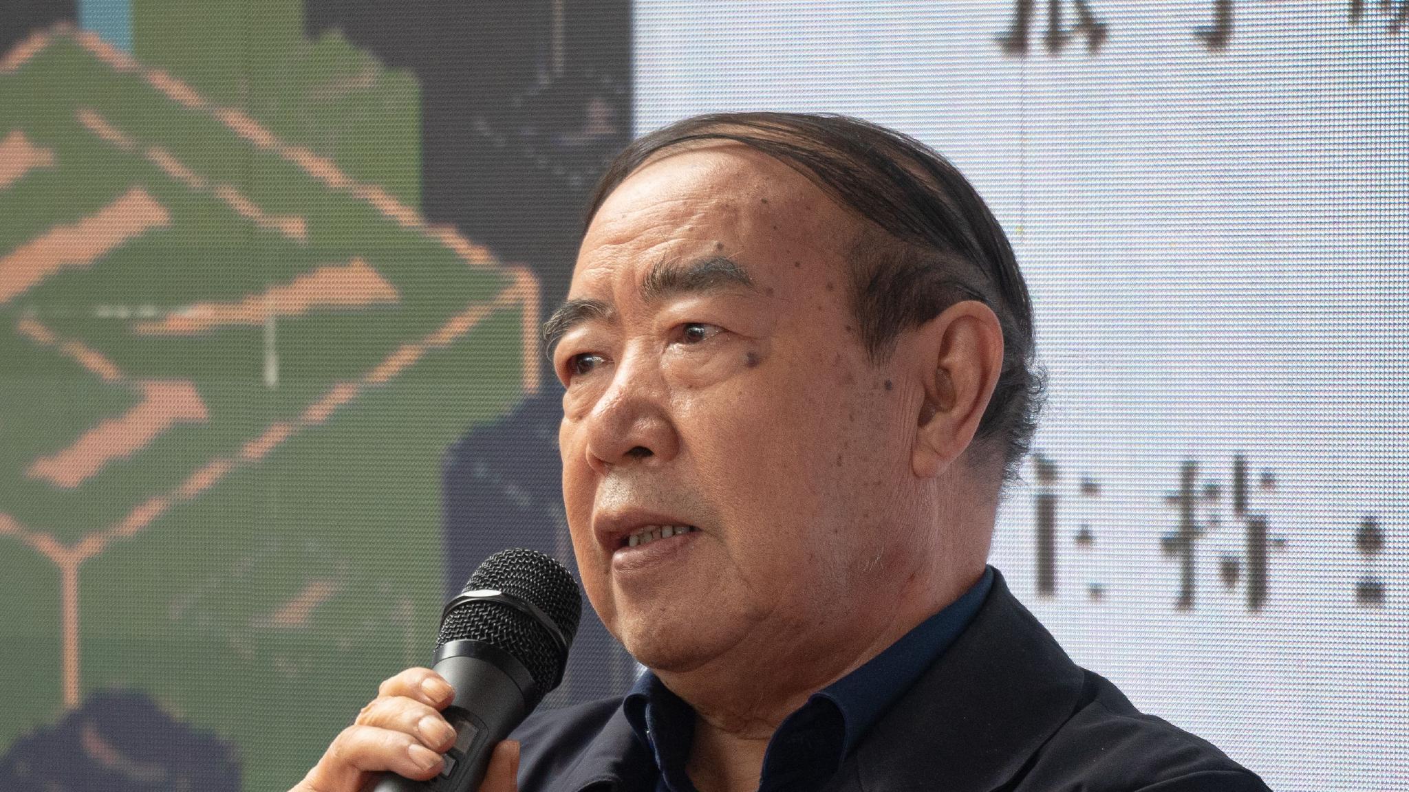 贾平凹所言：不爱主动的女人，骨子里有倔强，对自己狠，对别人也冷漠，灵魂其实很有趣，但就是不爱表达