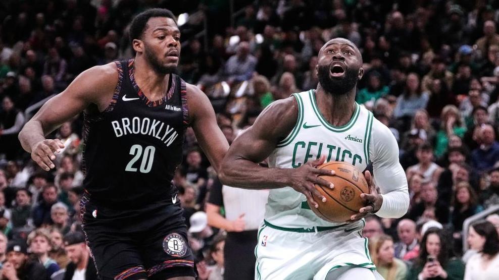 惊艳！杰伦·布朗28+7+9创队史纪录，绿军大胜篮网，新援完美融入