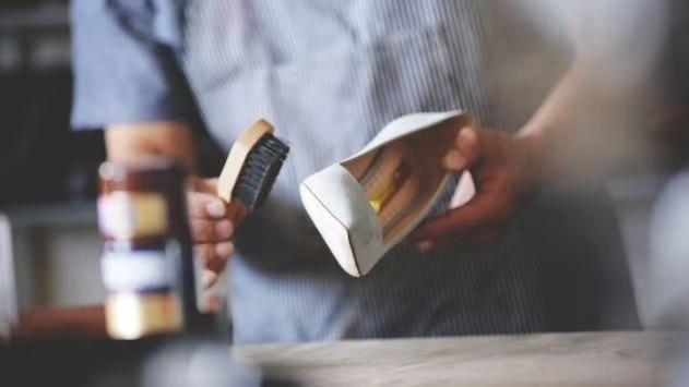 指尖匠心：尚品国际修复师的麂皮高跟鞋焕新魔法